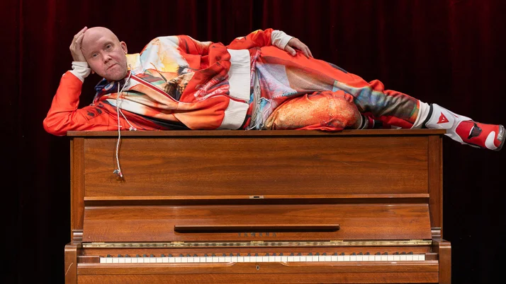 Popquiz på ostämt piano med Carl Olof Berg
